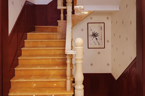 西双版纳中式别墅室内汉白玉石楼梯的定制安装装饰效果