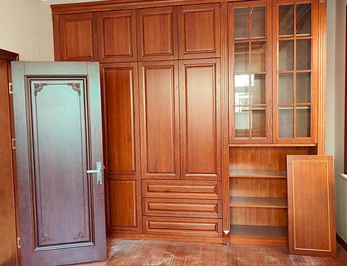 西双版纳中式家庭装修里定制的实木衣柜效果图